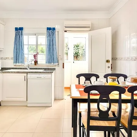 Dom wakacyjny Casa Luna With Saltwater Pool